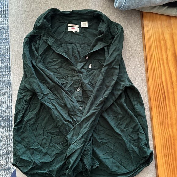 LEVI’s Classic Fit Hunter Green Button Up blouse - Picture 3 of 4